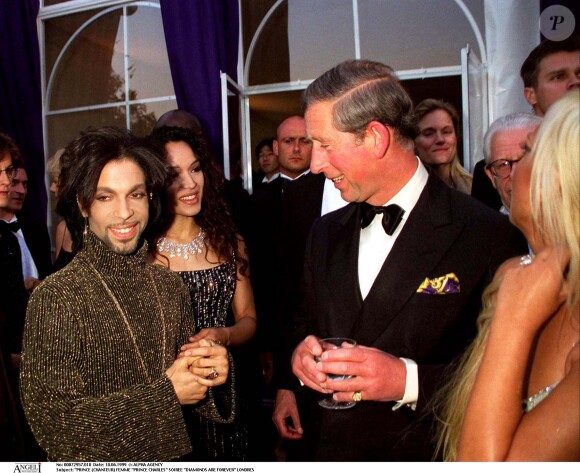Prince et le prince Charles à Londres en 1999. Le kid de Minneapolis est mort à 57 ans le 21 avril 2016.