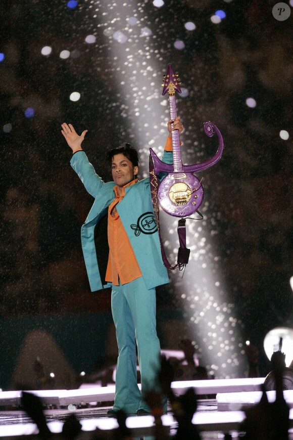 Prince lors du half time show du Super Bowl en 2007 à Miami