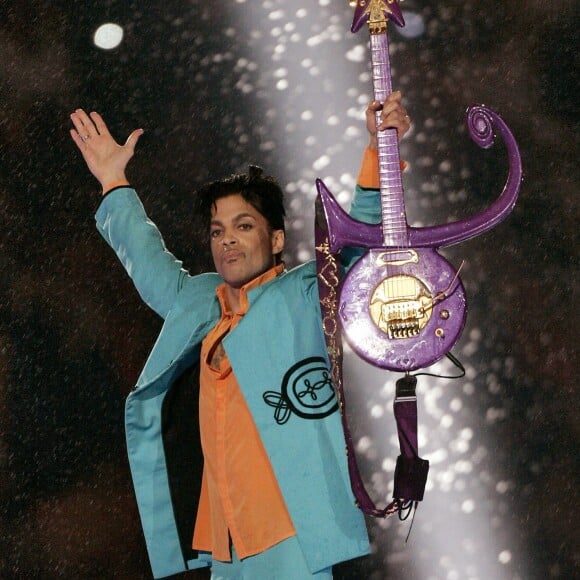 Prince lors du half time show du Super Bowl en 2007 à Miami