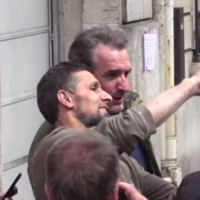 Jean Dujardin : Cerné par ses fans, il prend ses jambes à son cou...