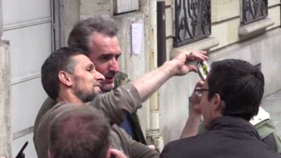 Jean Dujardin : Cerné par ses fans, il prend ses jambes à son cou...