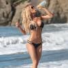 Le mannequin Dalia Elliot en pleine séance photo pour 138 water sur la plage de Costa Mesa, le 13 avril 2016.