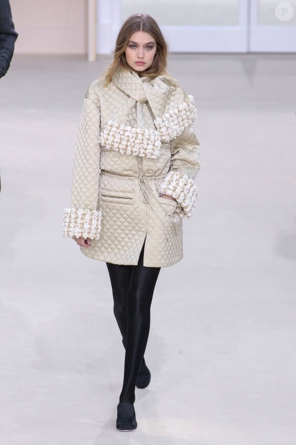 Gigi Hadid au défilé de mode "Chanel", collection prêt-à-porter automne-hiver 2016-2017 à Paris, le 8 mars 2016.