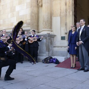 Le roi Felipe IV et la reine Letizia d'Espagne ont eu droit le 23 avril 2016 à une interprétation vibrante du Gaudeamus Igitur, l'hymne des étudiants, en quittant l'Université Alcala de Henares à Madrid après avoir remis le prix de littérature Miguel de Cervantes 2015 à l'écrivain mexicain Fernando del Paso.