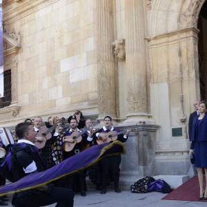 Le roi Felipe IV et la reine Letizia d'Espagne ont eu droit le 23 avril 2016 à une interprétation vibrante du Gaudeamus Igitur, l'hymne des étudiants, en quittant l'Université Alcala de Henares à Madrid après avoir remis le prix de littérature Miguel de Cervantes 2015 à l'écrivain mexicain Fernando del Paso.