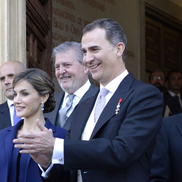 Le roi Felipe IV et la reine Letizia d'Espagne ont eu droit le 23 avril 2016 à une interprétation vibrante du Gaudeamus Igitur, l'hymne des étudiants, en quittant l'Université Alcala de Henares à Madrid après avoir remis le prix de littérature Miguel de Cervantes 2015 à l'écrivain mexicain Fernando del Paso.