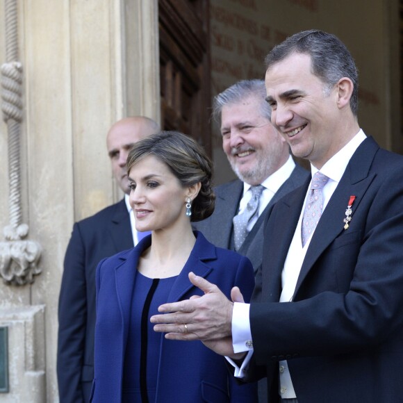 Le roi Felipe IV et la reine Letizia d'Espagne ont eu droit le 23 avril 2016 à une interprétation vibrante du Gaudeamus Igitur, l'hymne des étudiants, en quittant l'Université Alcala de Henares à Madrid après avoir remis le prix de littérature Miguel de Cervantes 2015 à l'écrivain mexicain Fernando del Paso.