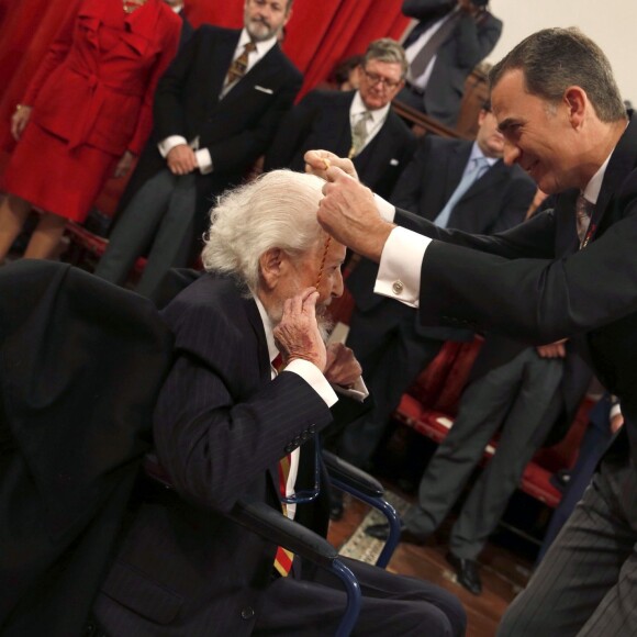 Le roi Felipe IV et la reine Letizia d'Espagne remettaient le 23 avril 2016 à l'Université Alcala de Henares à Madrid le prix de littérature Miguel de Cervantes 2015 à l'écrivain mexicain Fernando del Paso.