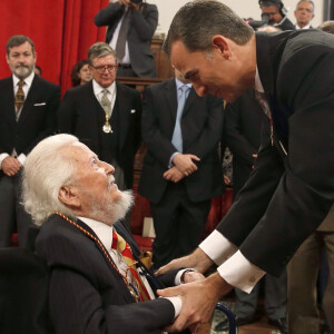 Le roi Felipe IV et la reine Letizia d'Espagne remettaient le 23 avril 2016 à l'Université Alcala de Henares à Madrid le prix de littérature Miguel de Cervantes 2015 à l'écrivain mexicain Fernando del Paso.