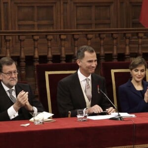 Le roi Felipe IV et la reine Letizia d'Espagne remettaient le 23 avril 2016 à l'Université Alcala de Henares à Madrid le prix de littérature Miguel de Cervantes 2015 à l'écrivain mexicain Fernando del Paso.