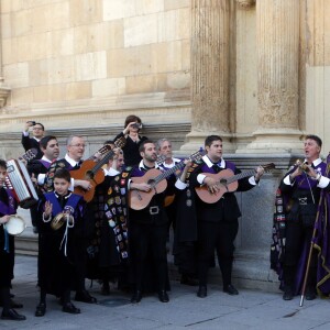 Le roi Felipe IV et la reine Letizia d'Espagne ont eu droit le 23 avril 2016 à une interprétation vibrante du Gaudeamus Igitur, l'hymne des étudiants, en quittant l'Université Alcala de Henares à Madrid après avoir remis le prix de littérature Miguel de Cervantes 2015 à l'écrivain mexicain Fernando del Paso.