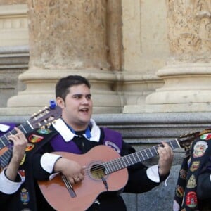 Le roi Felipe IV et la reine Letizia d'Espagne ont eu droit le 23 avril 2016 à une interprétation vibrante du Gaudeamus Igitur, l'hymne des étudiants, en quittant l'Université Alcala de Henares à Madrid après avoir remis le prix de littérature Miguel de Cervantes 2015 à l'écrivain mexicain Fernando del Paso.