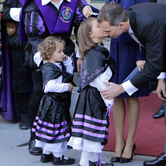 Le roi Felipe IV et la reine Letizia d'Espagne ont eu droit le 23 avril 2016 à une interprétation vibrante du Gaudeamus Igitur, l'hymne des étudiants, en quittant l'Université Alcala de Henares à Madrid après avoir remis le prix de littérature Miguel de Cervantes 2015 à l'écrivain mexicain Fernando del Paso.