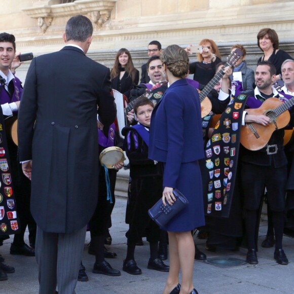 Le roi Felipe IV et la reine Letizia d'Espagne ont eu droit le 23 avril 2016 à une interprétation vibrante du Gaudeamus Igitur, l'hymne des étudiants, en quittant l'Université Alcala de Henares à Madrid après avoir remis le prix de littérature Miguel de Cervantes 2015 à l'écrivain mexicain Fernando del Paso.