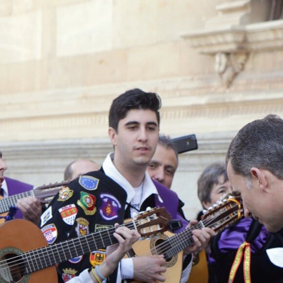 Le roi Felipe IV et la reine Letizia d'Espagne ont eu droit le 23 avril 2016 à une interprétation vibrante du Gaudeamus Igitur, l'hymne des étudiants, en quittant l'Université Alcala de Henares à Madrid après avoir remis le prix de littérature Miguel de Cervantes 2015 à l'écrivain mexicain Fernando del Paso.