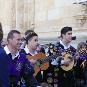 Le roi Felipe IV et la reine Letizia d'Espagne ont eu droit le 23 avril 2016 à une interprétation vibrante du Gaudeamus Igitur, l'hymne des étudiants, en quittant l'Université Alcala de Henares à Madrid après avoir remis le prix de littérature Miguel de Cervantes 2015 à l'écrivain mexicain Fernando del Paso.