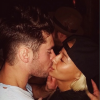 Sami Miro et Zac Efron s'embrassent / photo postée sur Instagram.