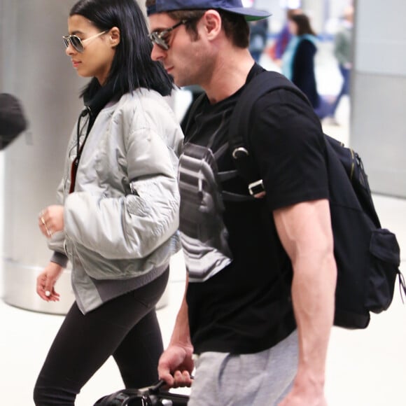 Exclusif - Zac Efron et sa compagne Sami Miro arrivent ensemble à Miami, le 21 février 2016.