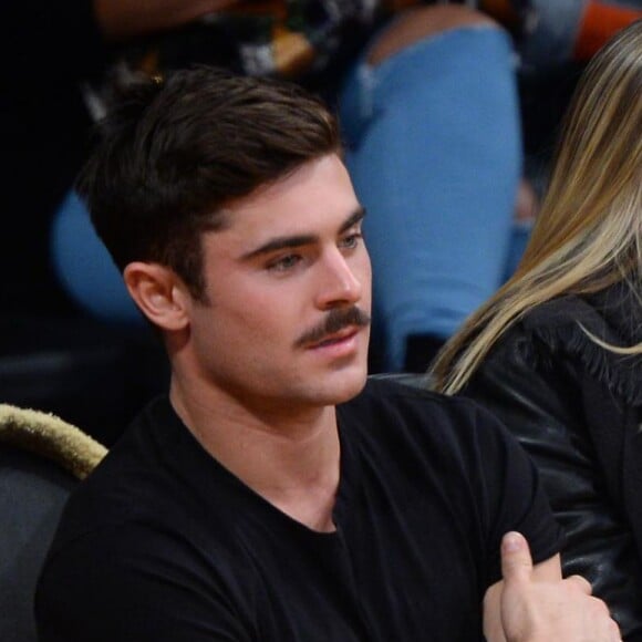 Zac Efron et sa petite amie Sami Miro au match des Lakers à Oklahoma City, le 19 décembre 2014.