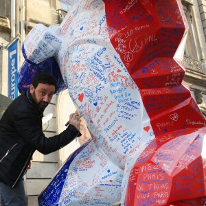 Exclusif - Cyril Hanouna - L'artiste contemporain Richard Orlinski se mobilise après les attentats survenus le 13 novembre à Paris, et crée un Kong revisité en Bleu Blanc Rouge pour Risposte.paris, destiné à être vendu aux enchères au profit du fond d'aides aux familles des victimes. L'oeuvre parcourera tout Paris afin que chacun puisse laisser un mot. Le 17 décembre 2015 c'est devant la station Europe 1 que le Kong s'est arrêté pour que les animateurs de la radio viennent le signer.