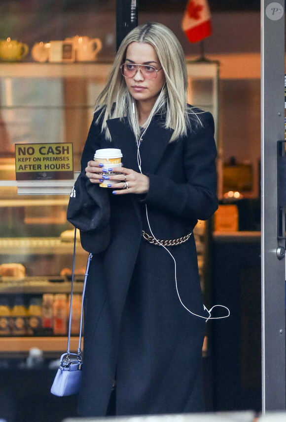 Rita Ora s'est pris un café à emporter à Vancouver. Le 14 avril 2016