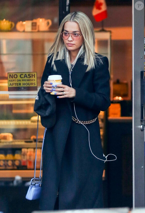 Rita Ora s'est pris un café à emporter à Vancouver. Le 14 avril 2016