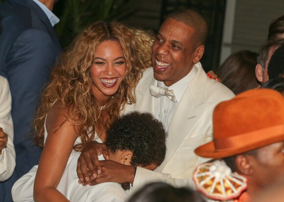 Beyoncé et son mari Jay-Z s'amusent avec Daniel Julez Smith Jr., le fils de Solange Knowles (la soeur de Beyonce) à la fête du mariage de cette dernière et de Alan Ferguson sur le thème de "Mardi Gras" dans le quartier français de la Nouvelle-Orléans, le 16 novembre 2014.