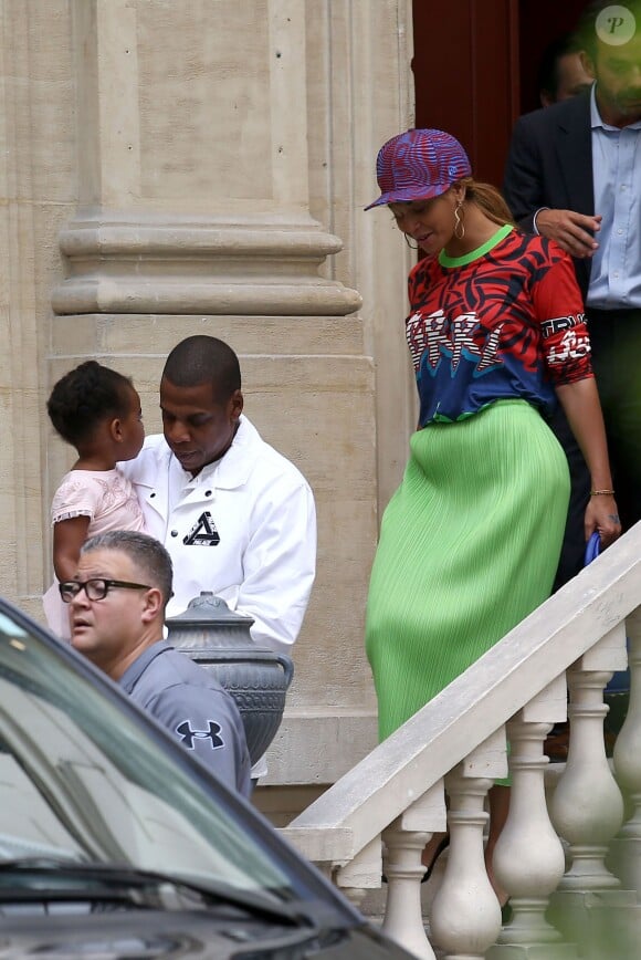 Semi-Exclusif - Jay Z, Beyoncé Knowles (top Marc by Marc Jacobs) et leur fille Blue Ivy visitent un hôtel particulier près de l'Élysée à Paris le 2 octobre 2014