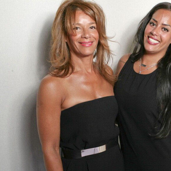 Amel Bent et sa mère - Amel Bent fête son 29e anniversaire avec sa mère au salon du timbre de Paris au Parc Floral de Vincennes, où un timbre à son effigie a été dévoilé. Le 21 juin 2014.
