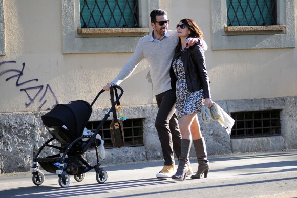 Gianluigi Buffon, sa femme Ilaria D'Amico et leur fils Leopoldo se baladent à Milan, le 27 avril 2016.