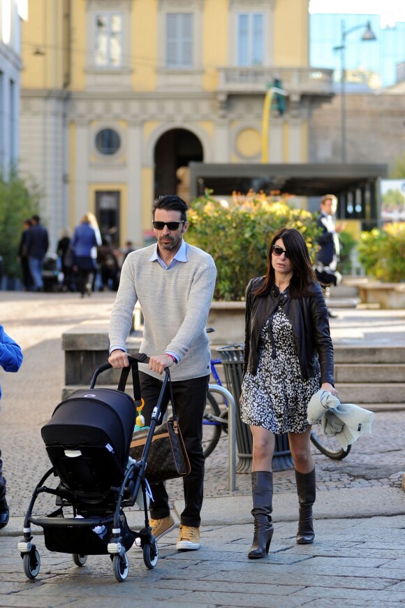 Le footballeur Gianluigi Buffon en famille à Milan, avec sa femme Ilaria D'Amico et leur fils Leopoldo. Le 27 avril 2016.