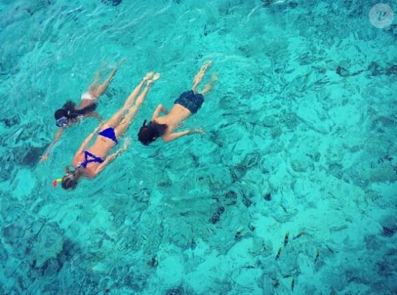 Laeticia Hallyday nage avec sa fille Jade au milieu des requins, à Bora Bora. Instagram, avril 2016