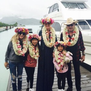 Johnny Hallyday avec sa femme Laeticia et ses filles Jade et Joy à Bora Bora. Twitter, avril 2016
