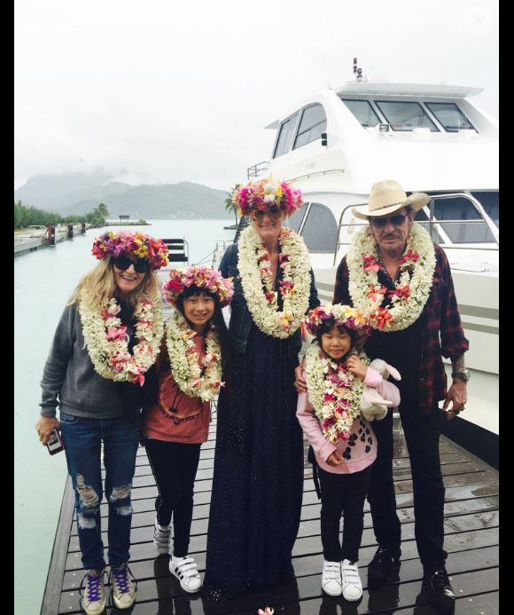 Johnny Hallyday avec sa femme Laeticia et ses filles Jade et Joy à Bora Bora. Twitter, avril 2016