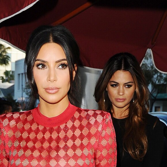 Kim Kardashian et son amie Carla DiBello arrivent à la librairie Taschen à Beverly Hills. Los Angeles, le 28 avril 2016.