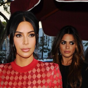 Kim Kardashian et son amie Carla DiBello arrivent à la librairie Taschen à Beverly Hills. Los Angeles, le 28 avril 2016.