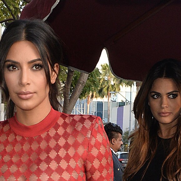 Kim Kardashian et son amie Carla DiBello arrivent à la librairie Taschen à Beverly Hills. Los Angeles, le 28 avril 2016.