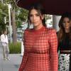 Kim Kardashian et son amie Carla DiBello arrivent à la librairie Taschen à Beverly Hills. Los Angeles, le 28 avril 2016.