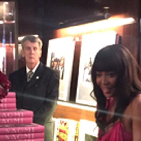 Naomi Campbell prend part à une séance de dédicaces du livre NAOMI chez Taschen. Beverly Hills, Los Angeles, le 28 avril 2016.