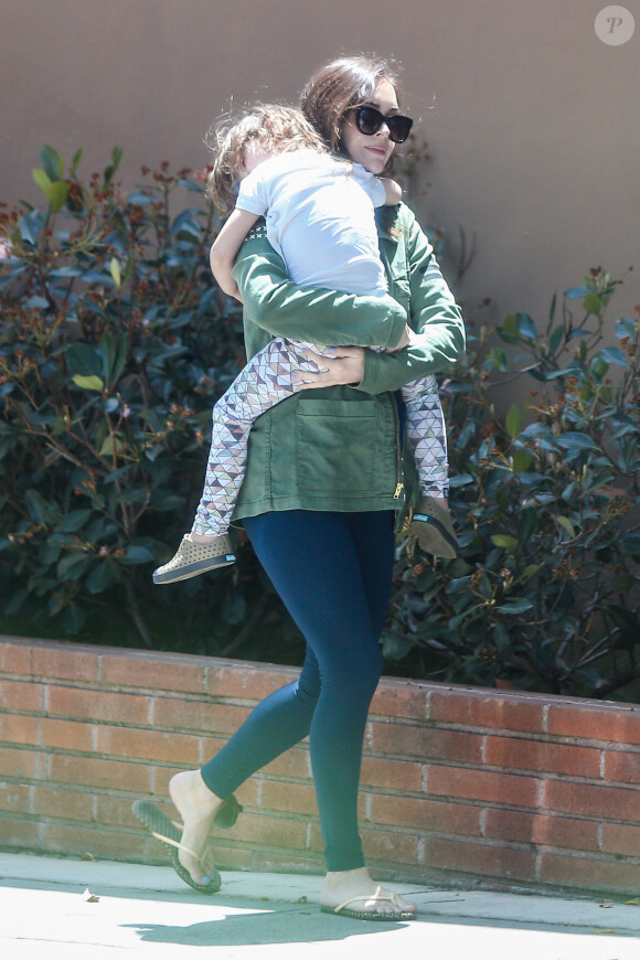 Megan Fox, enceinte, de son troisième enfant avec son mari Brian Austin Green avec qui elle devait divorcer se promène avec son fils Noah Shannon Green à Santa Monica le 27 avril 2016.