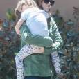 Megan Fox, enceinte, de son troisième enfant avec son mari Brian Austin Green avec qui elle devait divorcer se promène avec son fils Noah Shannon Green à Santa Monica le 27 avril 2016.