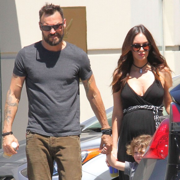 Megan Fox enceinte se promène avec son mari Brian Austin Green et leur fils Noah au Farmers Market à Studio City, le 17 avril 2016