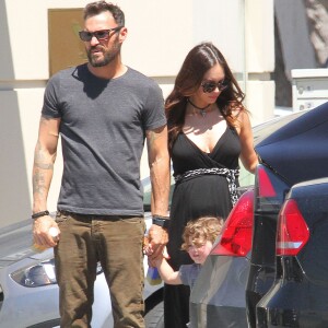 Megan Fox enceinte se promène avec son mari Brian Austin Green et leur fils Noah au Farmers Market à Studio City, le 17 avril 2016