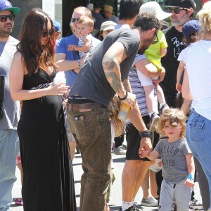 Megan Fox enceinte se promène avec son mari Brian Austin Green et leur fils Noah au Farmers Market à Studio City, le 17 avril 2016