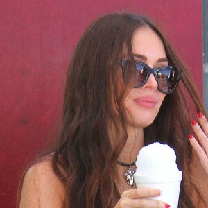 Megan Fox enceinte se promène avec son mari Brian Austin Green et leur fils Noah au Farmers Market à Studio City, le 17 avril 2016