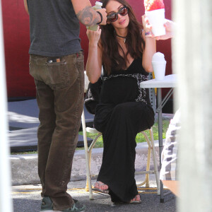 Megan Fox enceinte se promène avec son mari Brian Austin Green et leur fils Noah au Farmers Market à Studio City, le 17 avril 2016