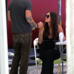 Megan Fox enceinte se promène avec son mari Brian Austin Green et leur fils Noah au Farmers Market à Studio City, le 17 avril 2016