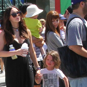 Megan Fox enceinte se promène avec son mari Brian Austin Green et leur fils Noah au Farmers Market à Studio City, le 17 avril 2016