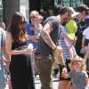 Megan Fox enceinte se promène avec son mari Brian Austin Green et leur fils Noah au Farmers Market à Studio City, le 17 avril 2016