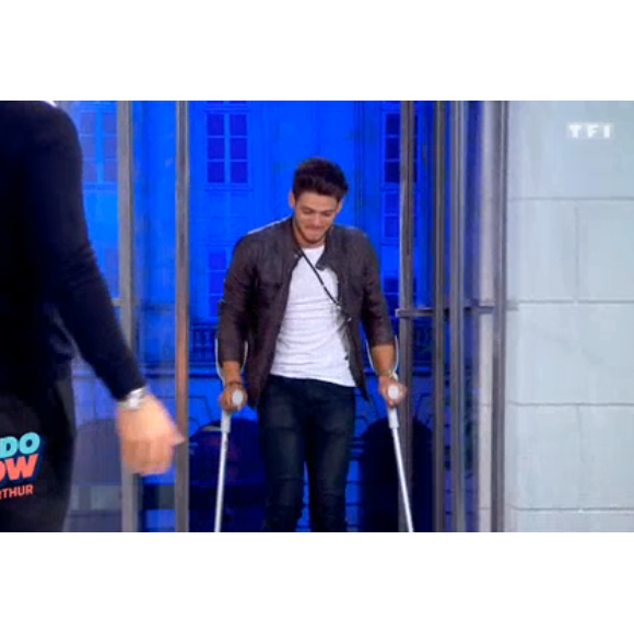 Rayane Bensetti, en béquilles, invité de L'Hebdo Show sur TF1, le vendredi 29 avril 2016.